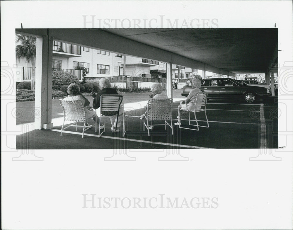 1989 Press Photo Residents, Lawn Chairs, Transformer Fire, Sand Key - Historic Images