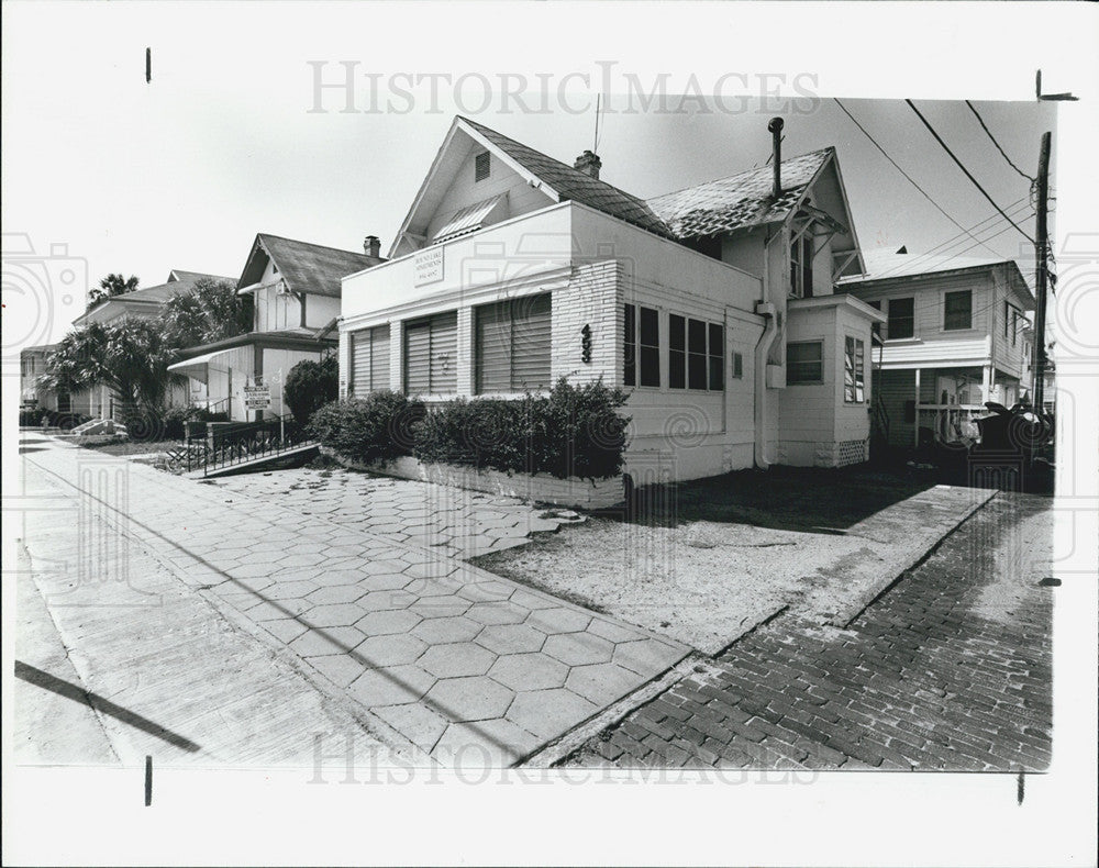 1993 Press Photo Round Lake Apartments - Historic Images