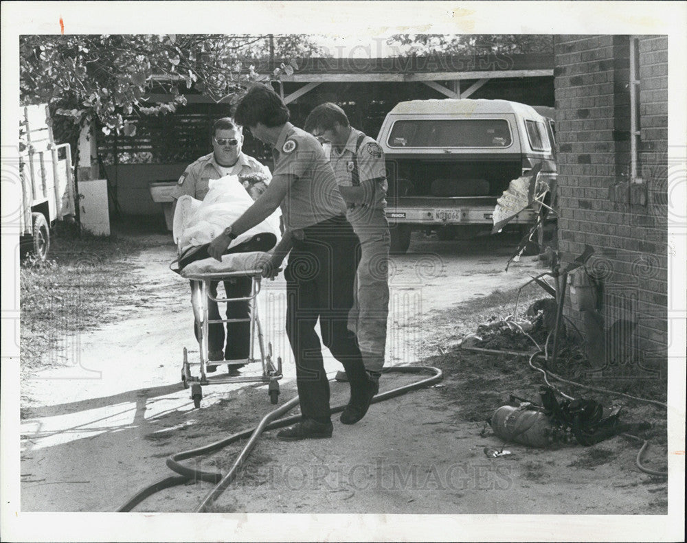 1983 Press Photo Paramedics, Donald Shirley, Truck Battery Explosion - Historic Images