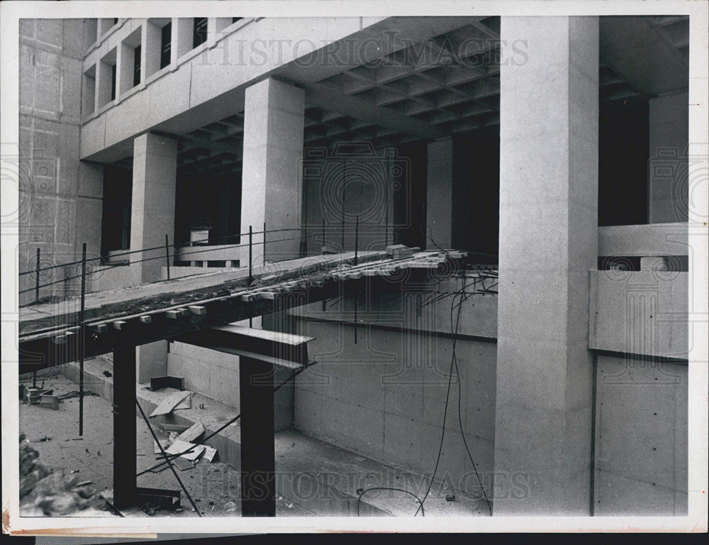 1973 Press Photo 23 Ft Wide Concrete Ditch Surrounds FBI Hdqrtrs The GSA Says - Historic Images