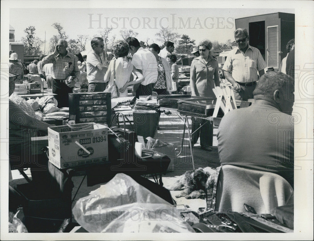 1975 Press Photo Grand Opening of Sunshine Flea Market in Hudson - Historic Images