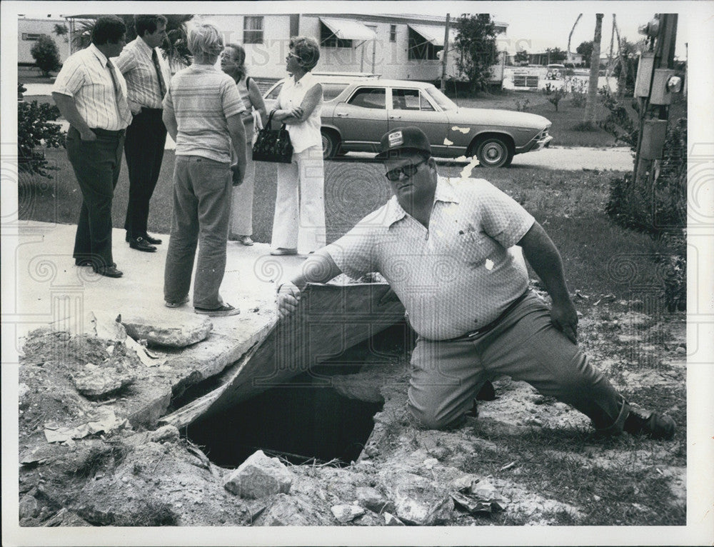 1973 Press Photo Inspection of Fraudulent Septic Tank Repair Job In Hudson - Historic Images