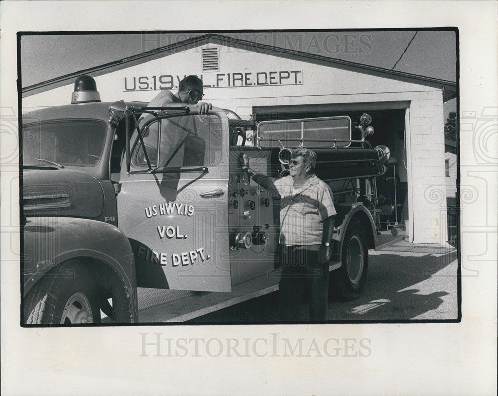 1973 Press Photo Fire Unit Pres Vince Perillo Talks With Vincent Westhoven - Historic Images