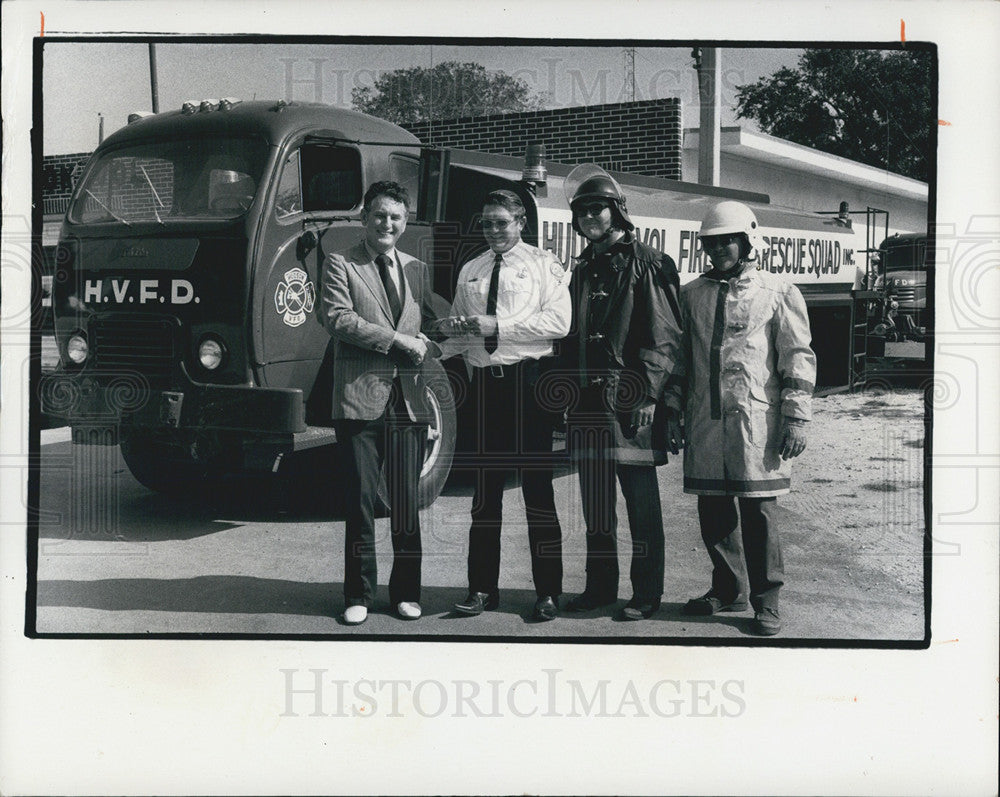 1973 Press Photo Hudson Fire Department Accepts Keys To 5,000 Gal Tanker - Historic Images