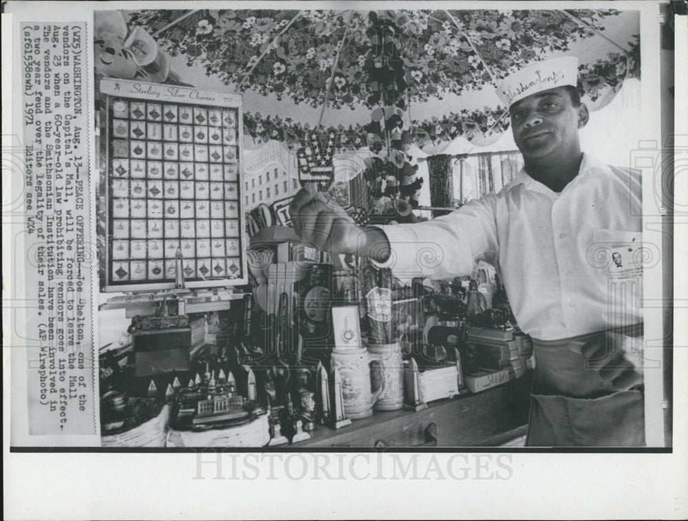 1971 Press Photo Street Vendors to Go Out of Business With Law - Historic Images