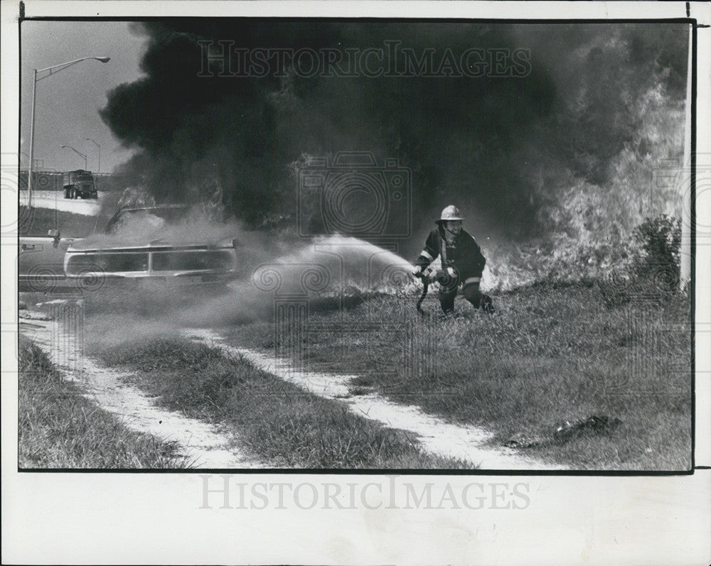 1979 Press Photo A fireman runs for cover during a car fire on Interstate 275. - Historic Images