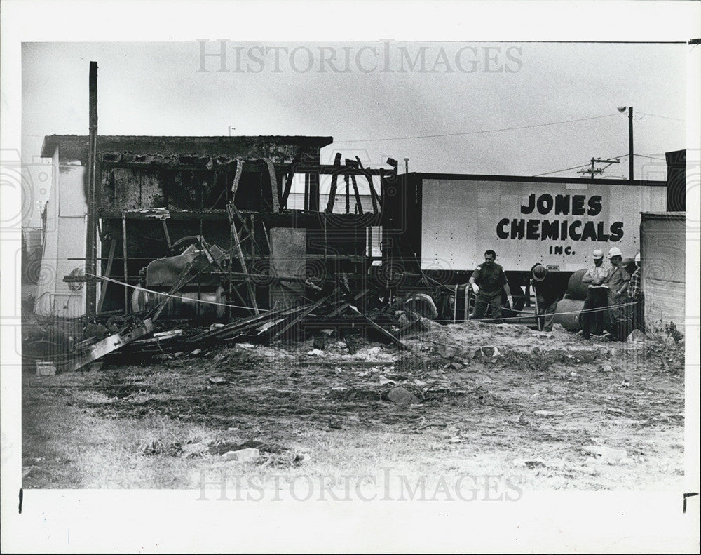 1994 Press Photo Debris From Jones Chemicals Inc Fire-Workers Clearing - Historic Images