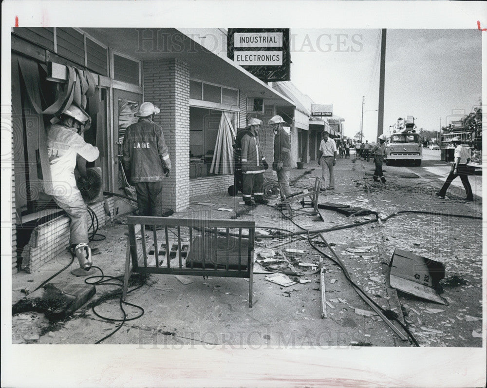 1984 Press Photo Windows Blown Out Of Businesses In St Petersburg From Explosion - Historic Images