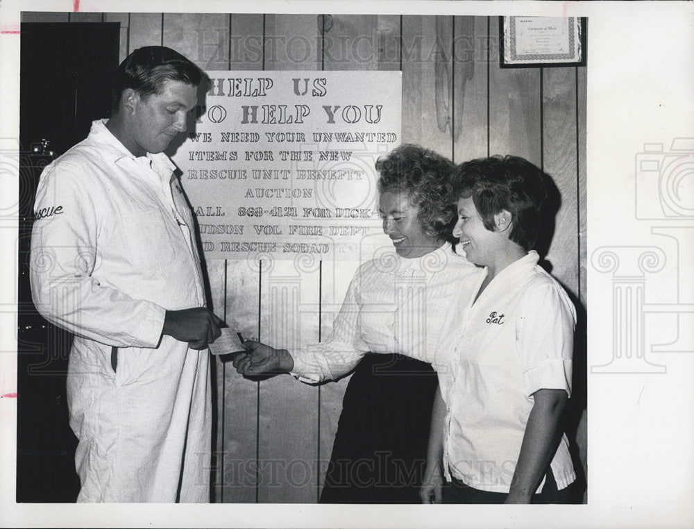 1971 Press Photo Hudson Volunteer Fire Department receives funds from bazaar - Historic Images