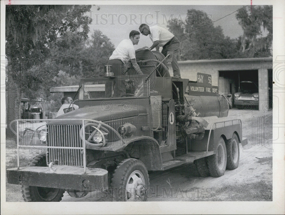 1971 Press Photo Firemen Carl Haney and Ray LaBianca on top of Hwy 52 firetruck - Historic Images