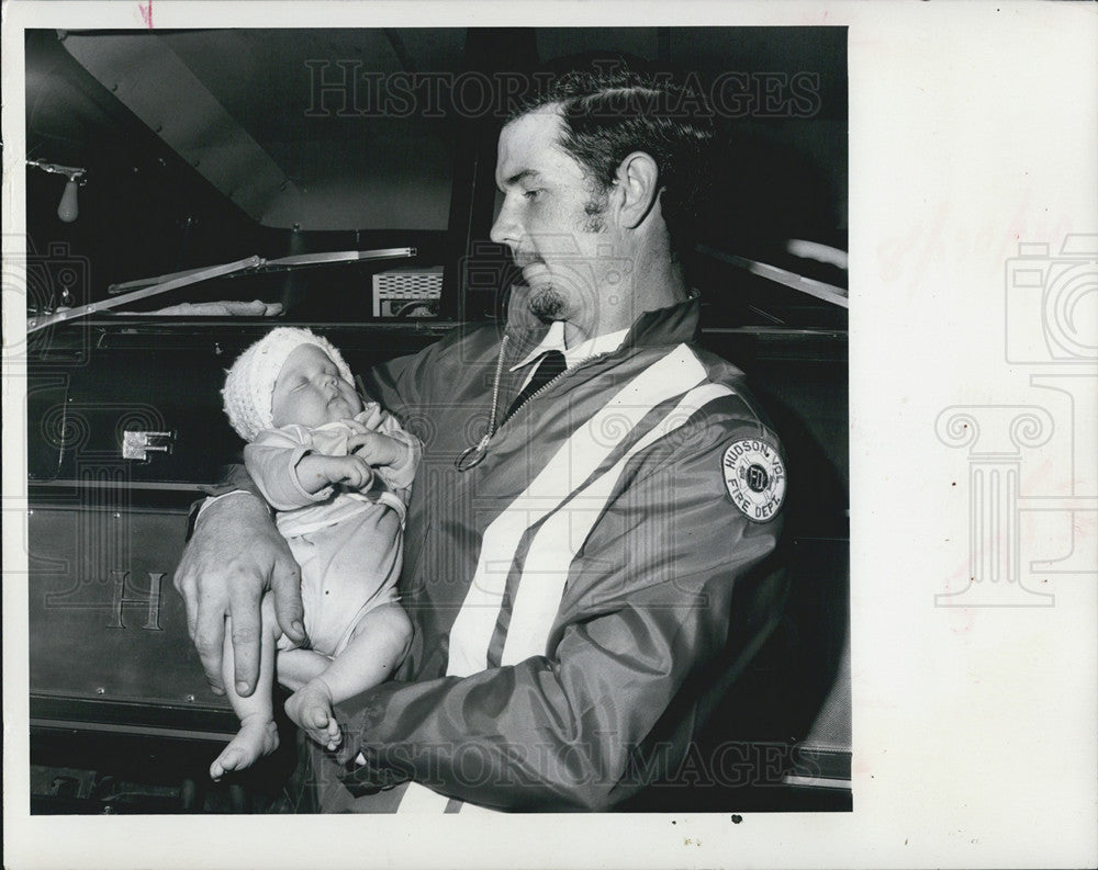 1972 Press Photo Hudson Volunteer Fire Dept., will auction items to raise funds - Historic Images