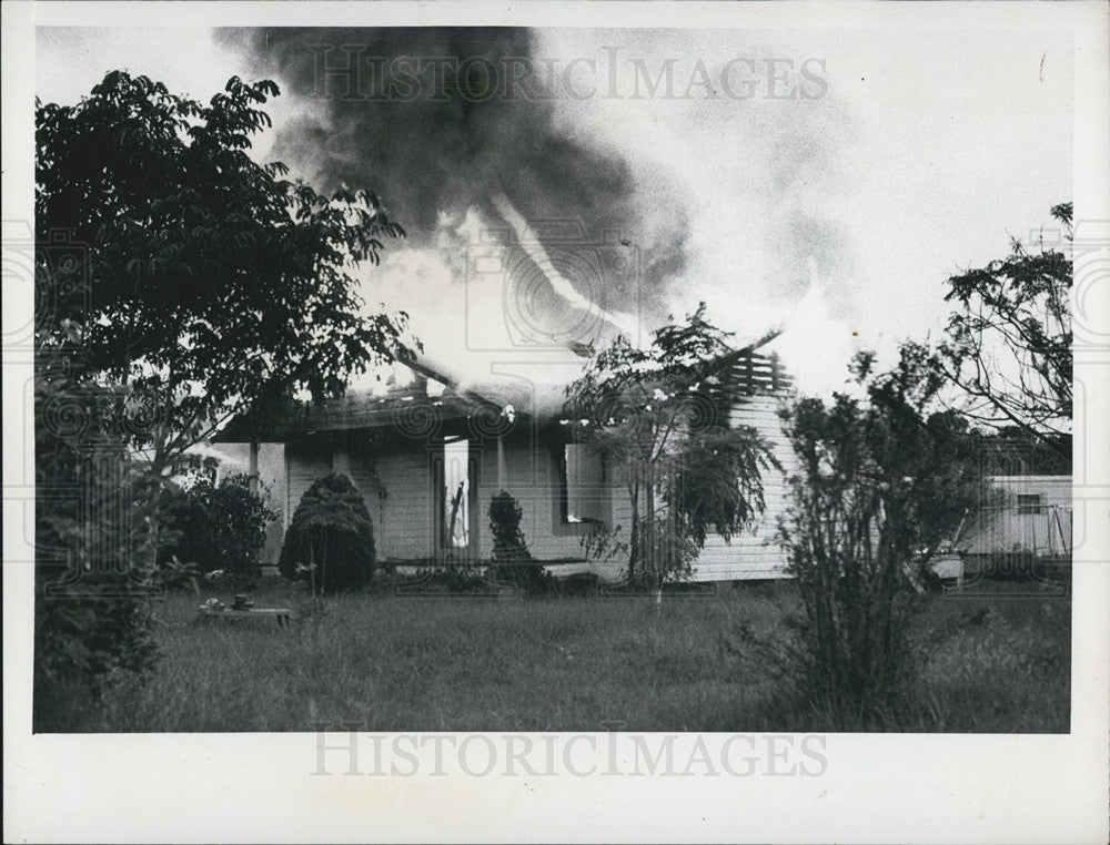 1974 Press Photo Hudson Firemen Practice putting out fire on an old house - Historic Images