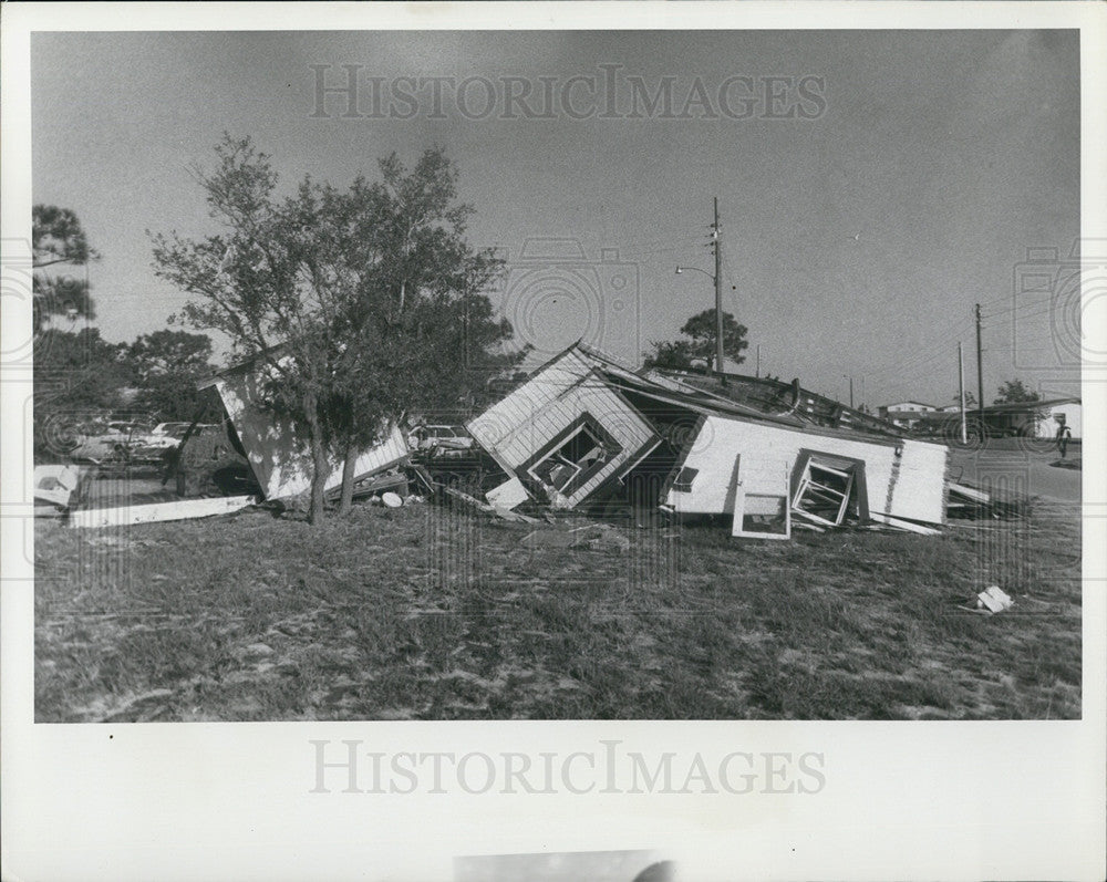 1973 Press Photo Ridgecrest and Baskin destroyed house - Historic Images