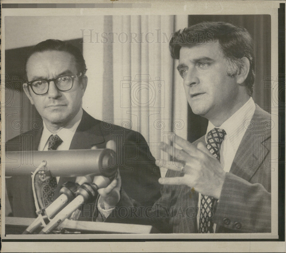 1975 Press Photo Federal Energy Administrator Frank Zarb, Alan Greenspan - Historic Images