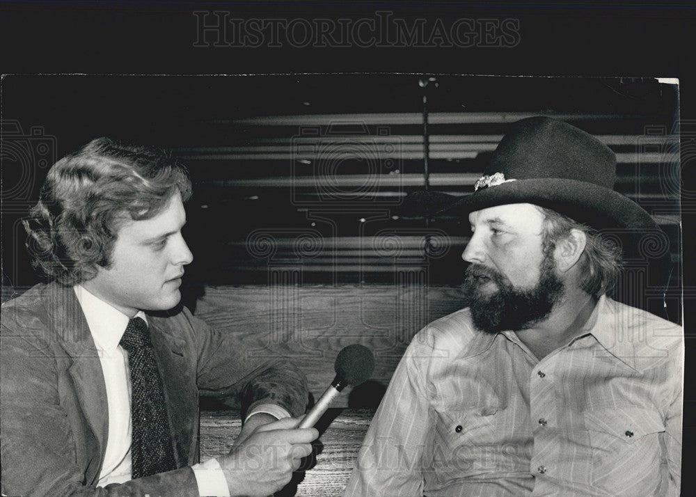 1980 Press Photo Reporter Bob Sirott interviews Charlie Daniels and his upcoming - Historic Images