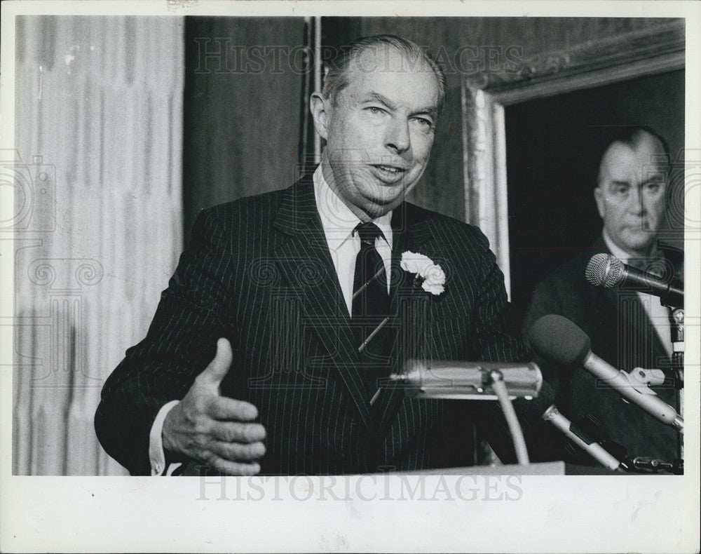 1964 Press Photo Walter Wriston Chairman of Citicorp at press Conference - Historic Images