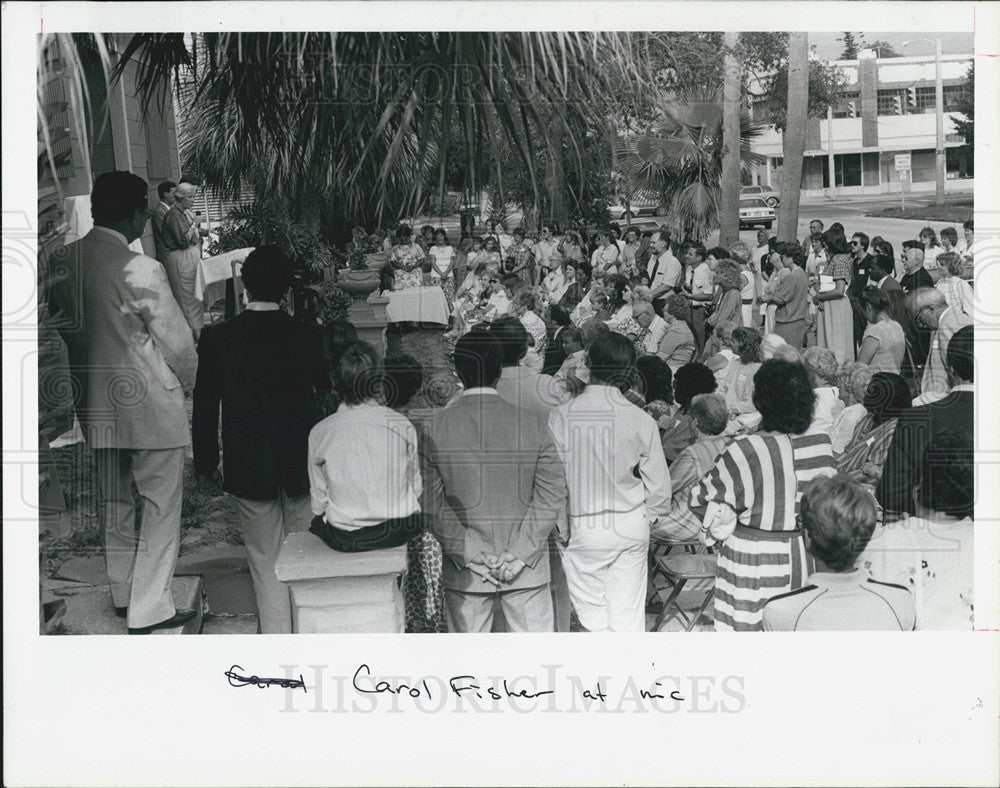 1986 Press Photo Crows Listens to YMCA President Carol Fisher - Historic Images