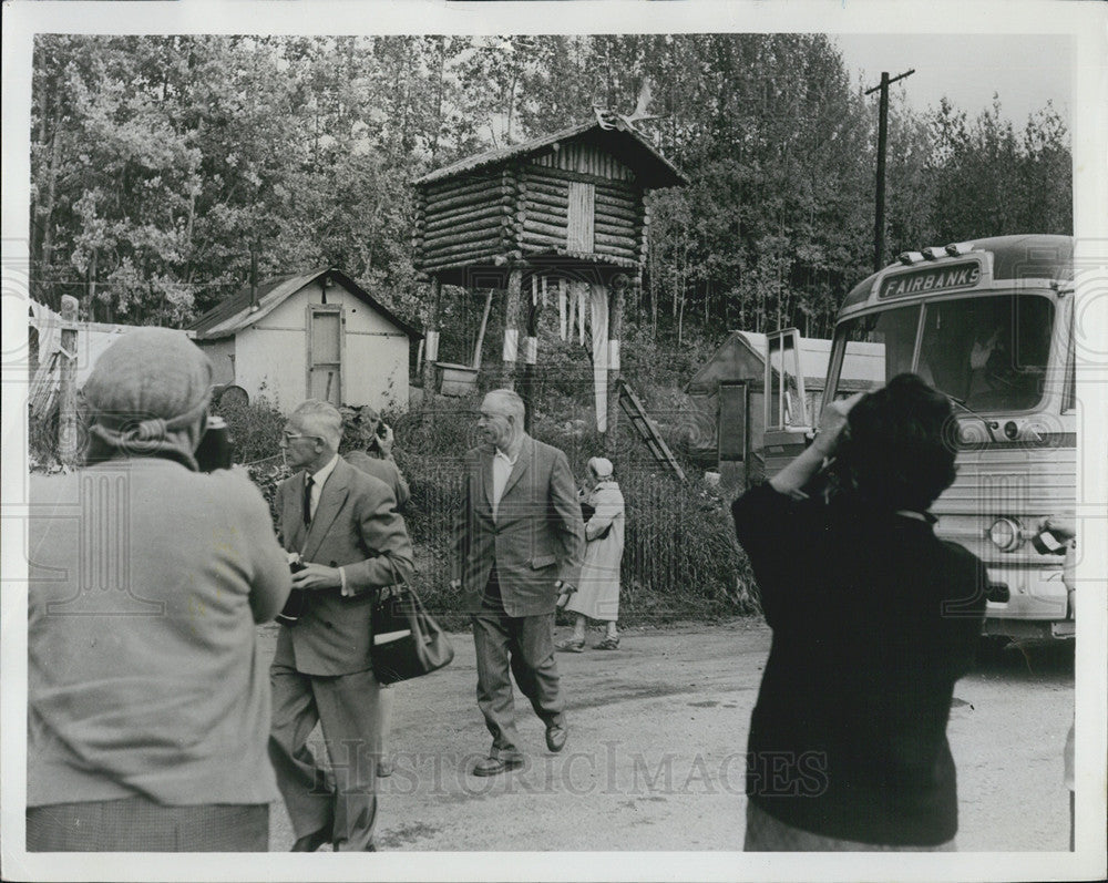 1965 Press Photo Tourists viewing the storage caches of the Alaskan Indians - Historic Images