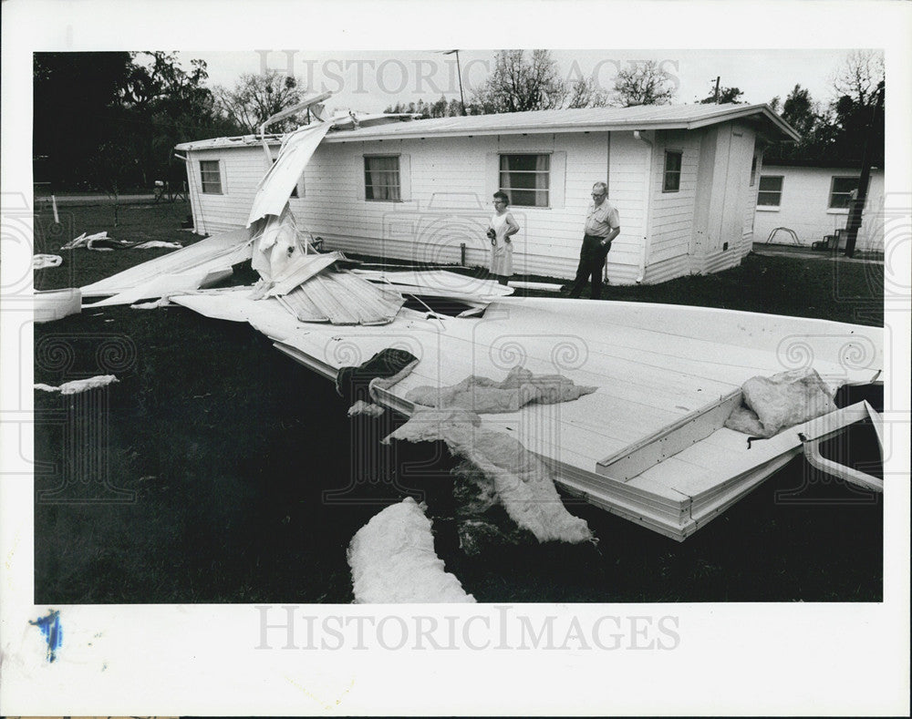 1993 Press Photo A.L. and Josephine Mundey surveying wind damage - Historic Images