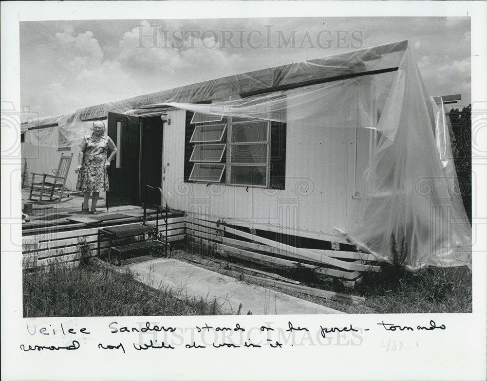 1981 Press Photo Veveilee Sanders on her damaged porch after a tornado passed - Historic Images