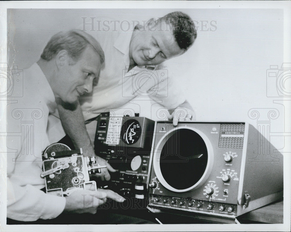 1970 Press Photo Molecular Biologist Dr. Roy Mackal &amp; Bob Love with sonar panel - Historic Images