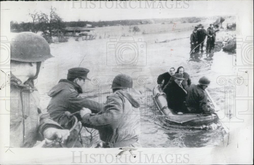 1962 Press Photo W German Soldiers Use Life Rafts To Rescue Victims-Wilhelmsburg - Historic Images