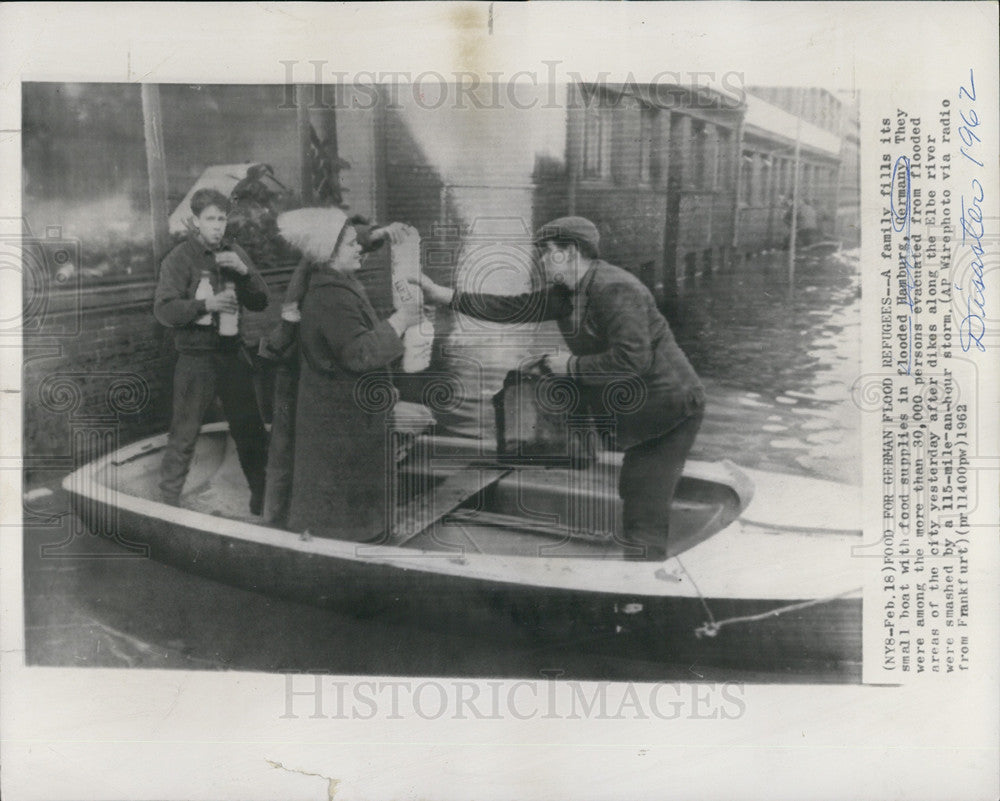 1962 Press Photo Family Fills Boat With Food in Hamburg Germany After Elbe River - Historic Images