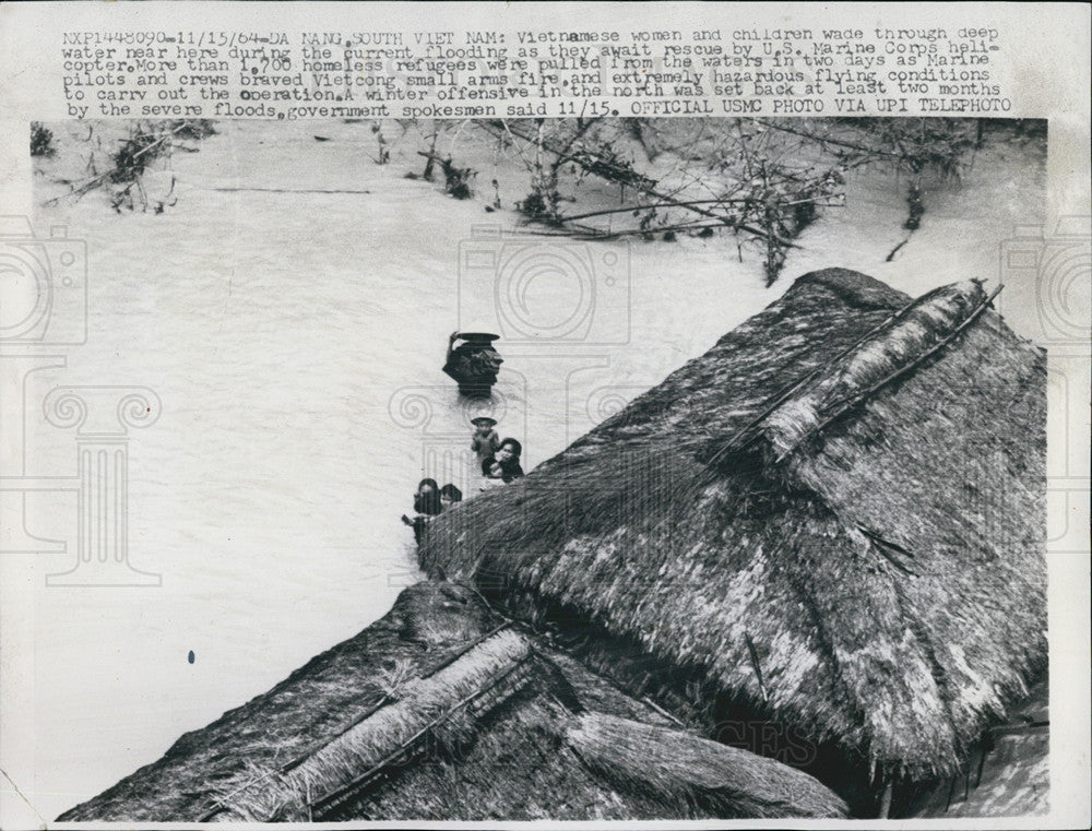 1964 Press Photo People wading through the flooding water in S. Vietnam - Historic Images