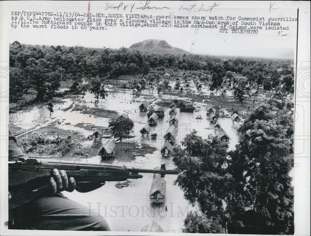 1964 Press Photo A flooded village in S. Vietnam where guards watch for guerilla - Historic Images