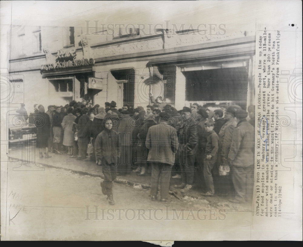 1962 Press Photo People Awaiting Food Supplies/Flooding/North Sea Coast Germany - Historic Images