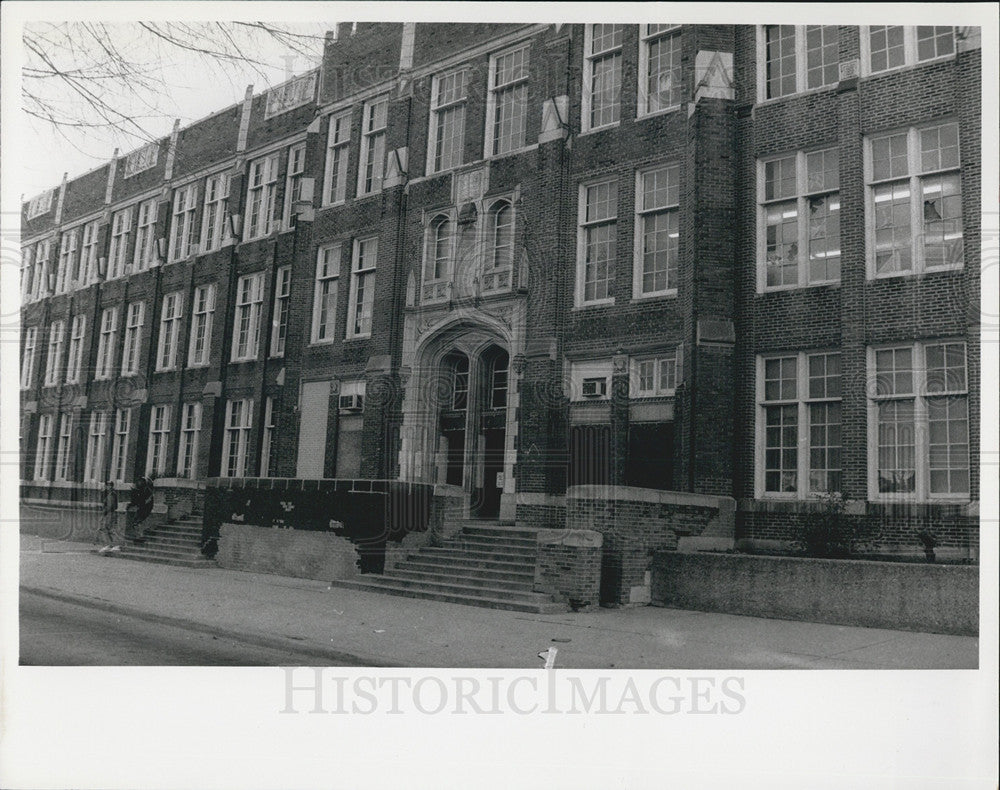 1990 Press Photo Broken windows at Manley High School in Chicago, Il - Historic Images