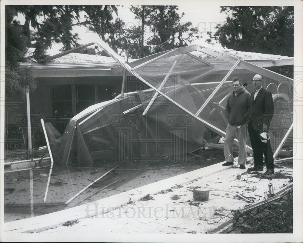 1968 Press Photo William Leely Neighbor Survey Damage Swimming Pool Tornado - Historic Images