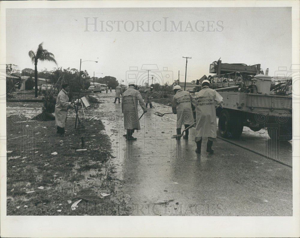 1966 Press Photo Pinellas County Florida Tornado Damage/Sanitation Crews - Historic Images