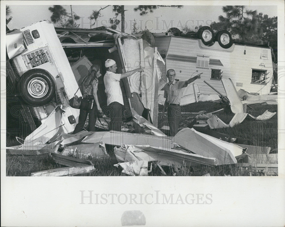 1976 Press Photo Tornado damage  Jim Schwadron and father Edward - Historic Images