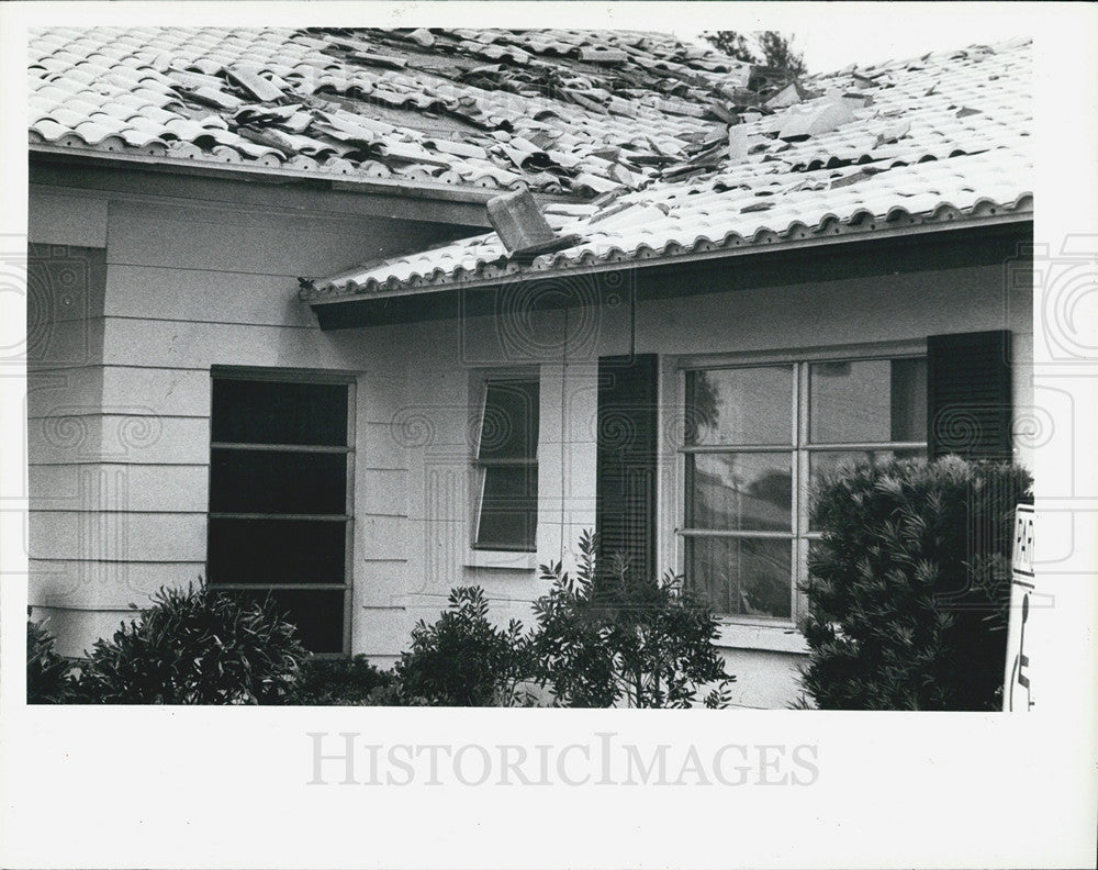 1981 Press Photo Roofing Tiles Ripped Off Deluxe Care Inn Nursing Home Tornado - Historic Images