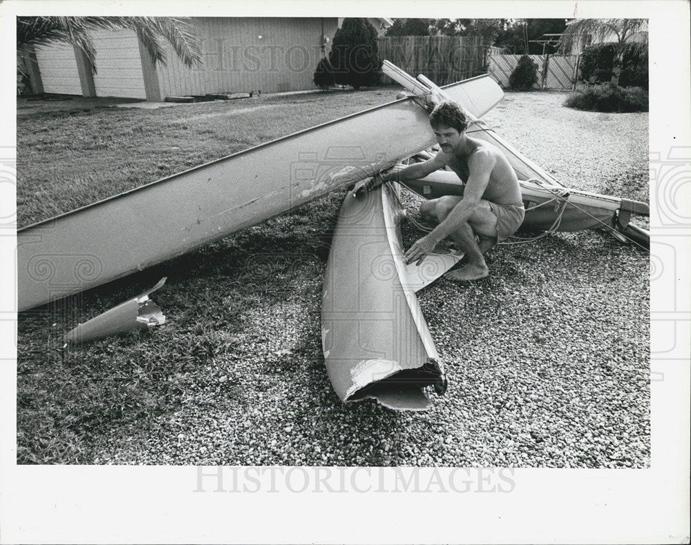 1981 Press Photo Frank McIntyre Examined Magled Hobie Craft Tornado - Historic Images