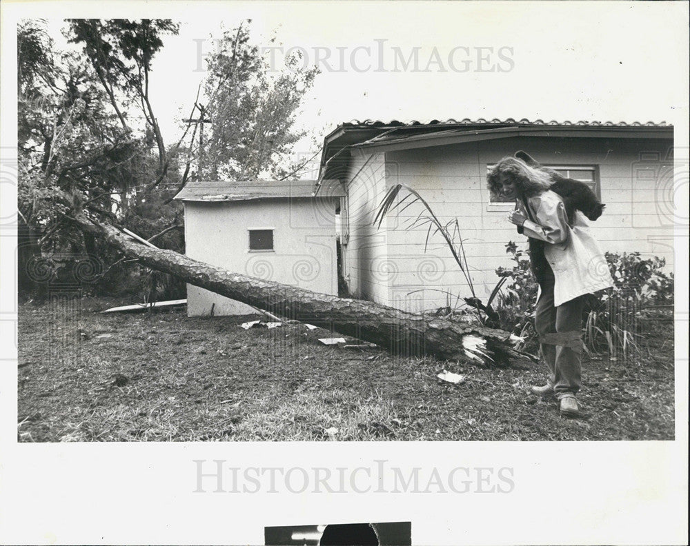 1981 Press Photo Tree Fell on Woman&#39;s House During Storm In St Petersburg - Historic Images