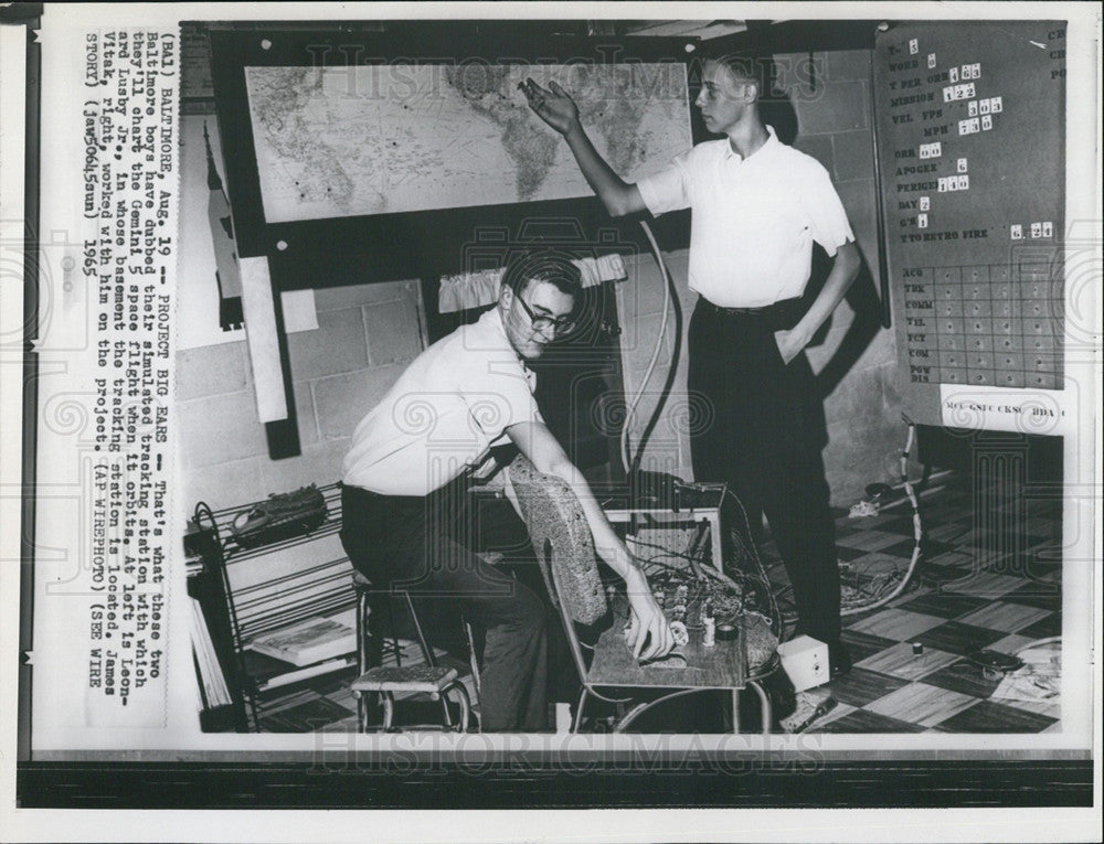 1965 Press Photo Baltimore boys, James Vitak and Leonard Busby track Gemini 5. - Historic Images