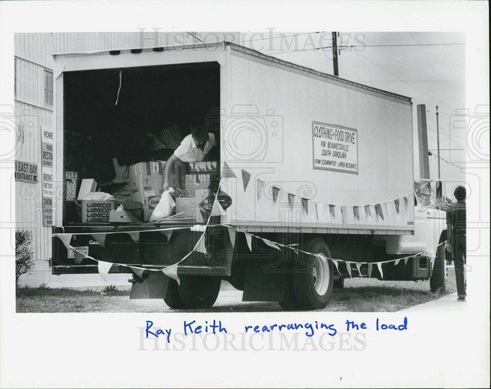 1984 Press Photo Largo Family Organizing Flood Supplies For Tornado Victims - Historic Images