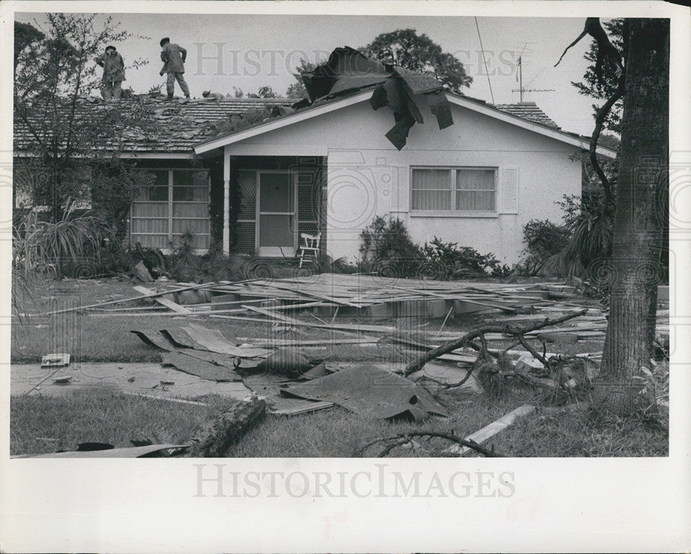 1969 Press Photo Yard In Home In St Petersburg Is Littered Debris From Twister - Historic Images