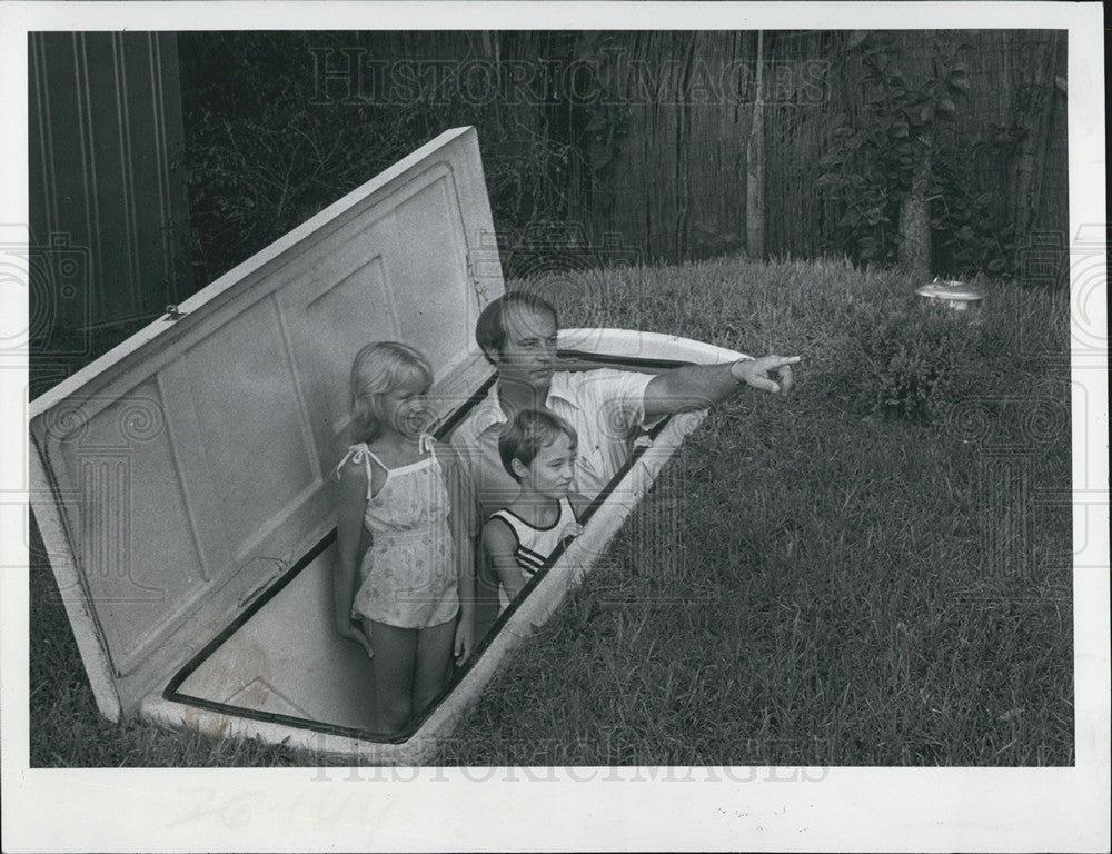 1979 Press Photo Fiberglass Egg Buried In Yard Provides Shelter for Family - Historic Images