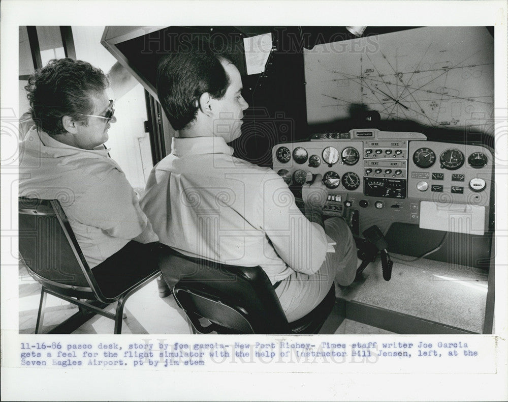 1986 Press Photo Bill Jensen Flight Simulator Instructor Reporter Joe Garcia - Historic Images