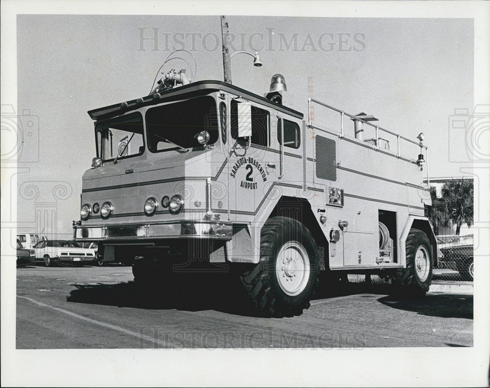 1976 Press Photo Firetruck Team Sarasota-Manatee Airport New Yellow Truck - Historic Images