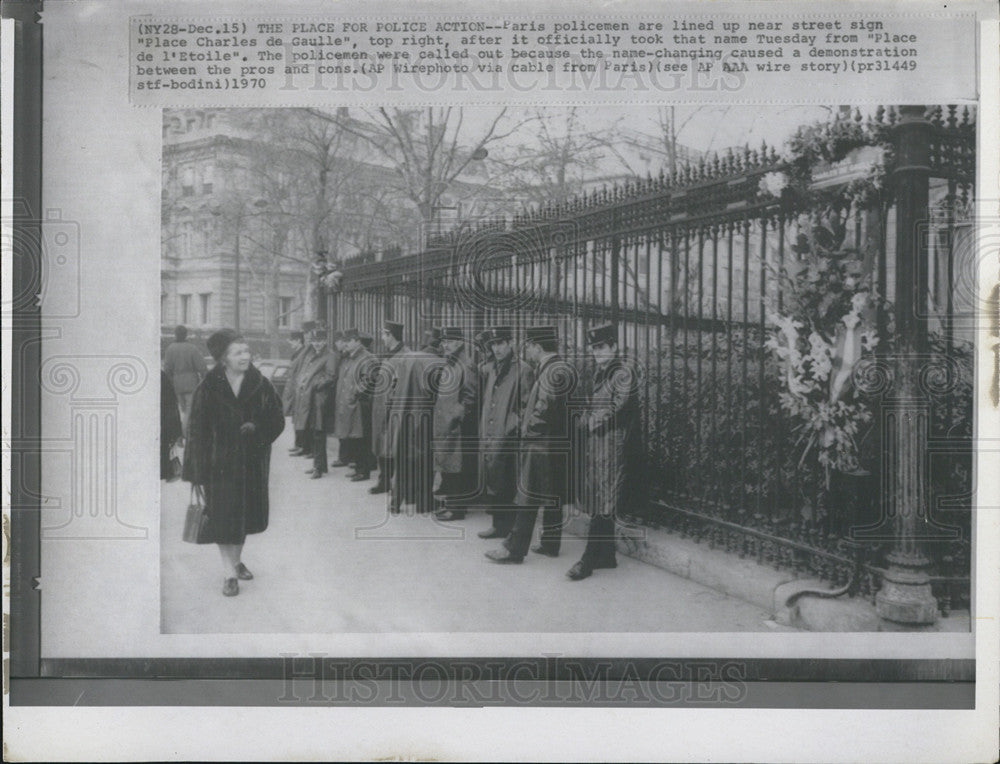 1970 Press Photo Place Charles de Gaulle, French Policemen, Paris - Historic Images