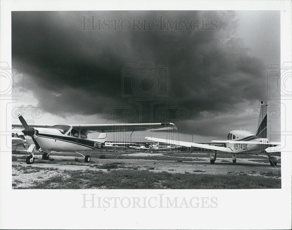 1989 Press Photo Dark Clouds Over Clearwater Executive Airpark - Historic Images