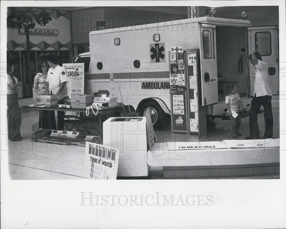 1976 Press Photo Florida Ambulance Exhibit, Tyrone Square Mall, Frank Farris - Historic Images