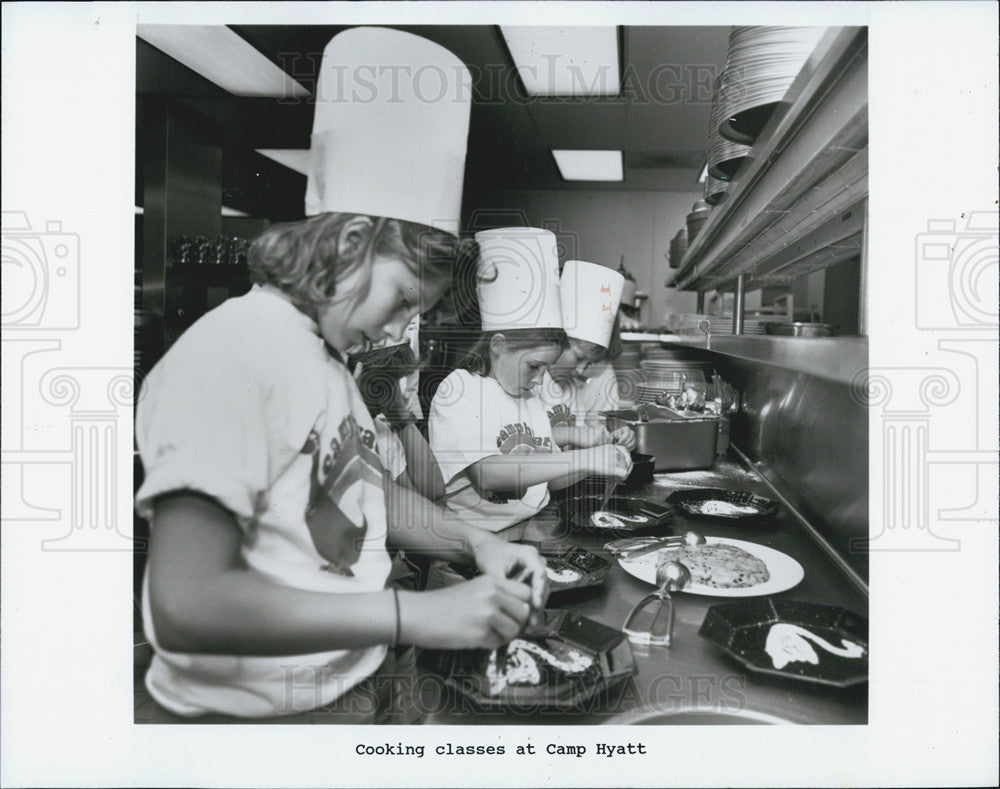 1989 Press Photo Hyatt Hotel&#39;s Cooking Classes at &quot;Camp Hyatt&quot; - Historic Images