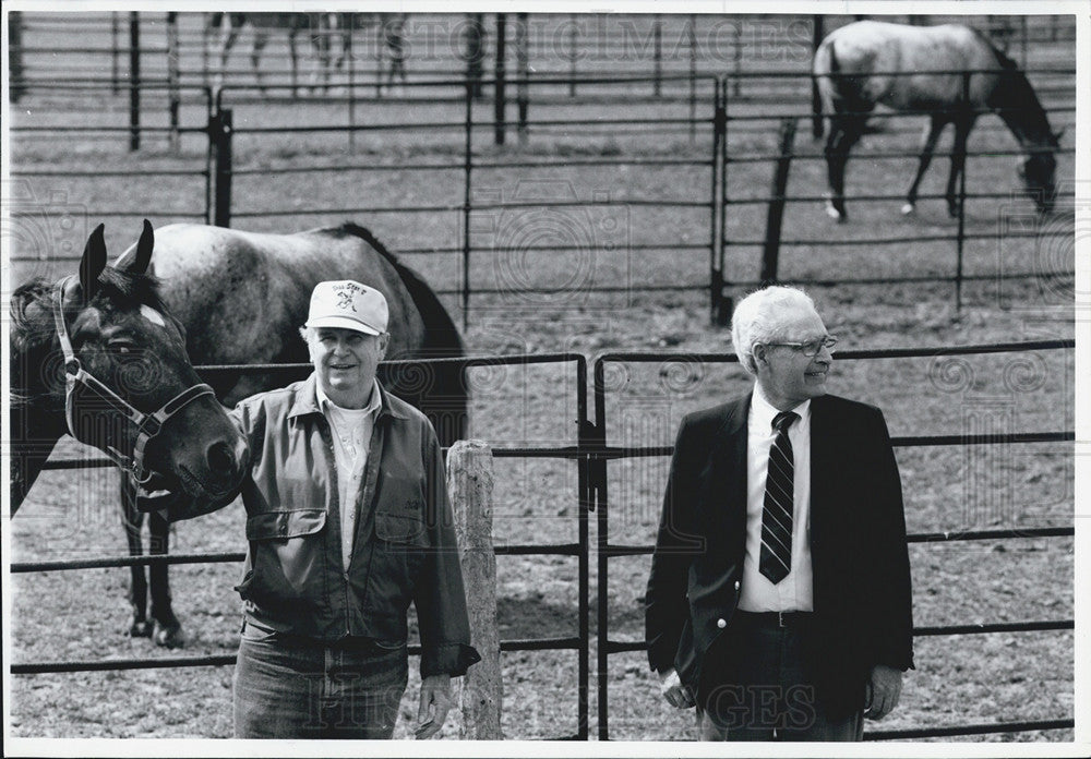 1990 Press Photo Dick Swanson &amp; Jack Piper with horses at Swanson stable. - Historic Images