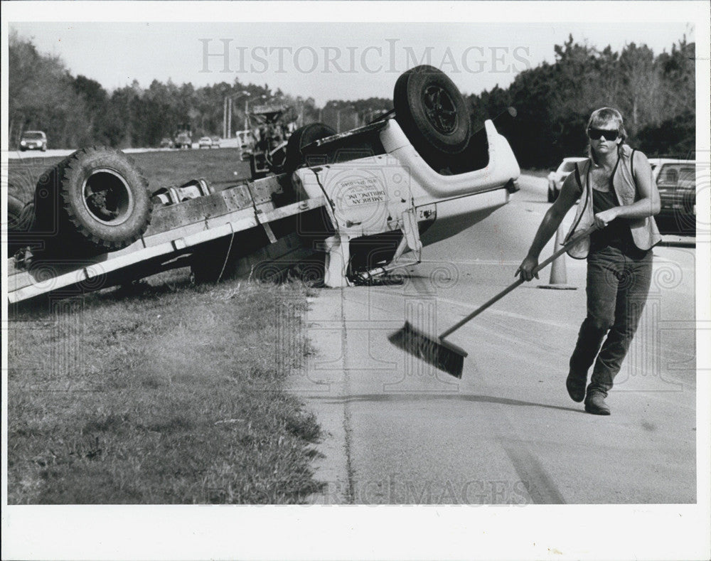 1991 Press Photo Truck Flipped Highway Traffic Accident Crash Interstate 75 - Historic Images