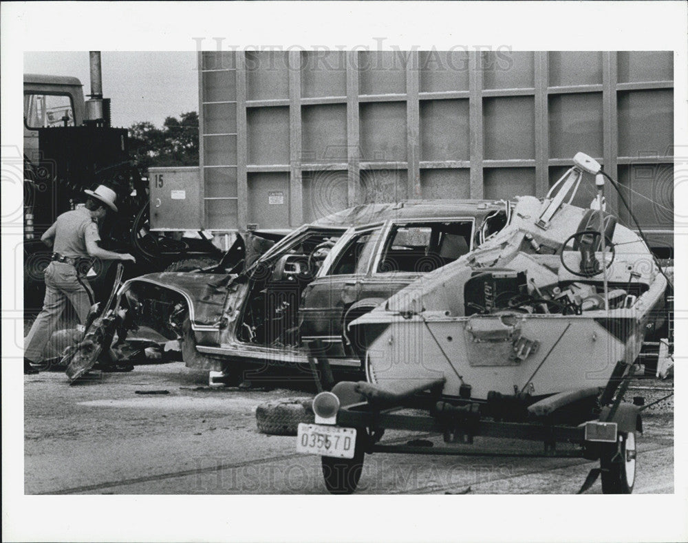 1988 Press Photo Harold Villers, Marold Everhart, Gerald Pangburn in car wreck. - Historic Images